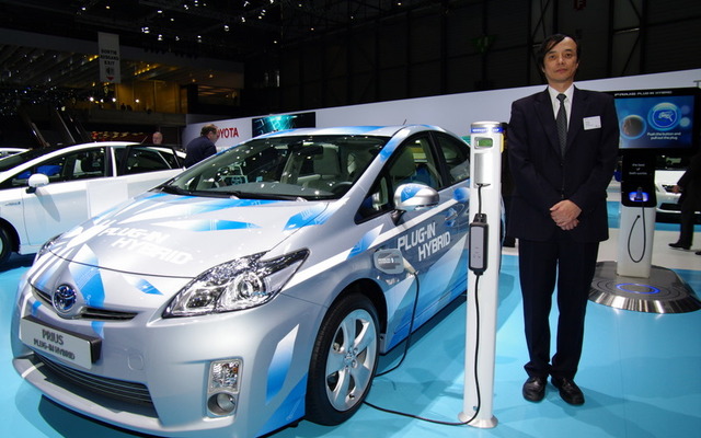 トヨタ・モーター・ヨーロッパ（TME）渉外広報担当の山田哲也氏とプリウスPHV