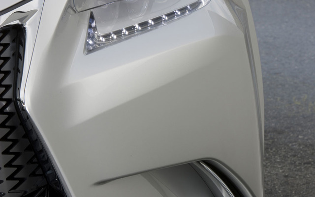 公開された次期レクサスGSのヘッドライト。ニューヨークモーターショーでその姿が明らかに