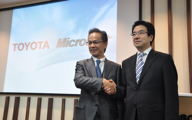 日本マイクロソフト 樋口泰行社長（右）、トヨタ自動車 友山茂樹常務役員