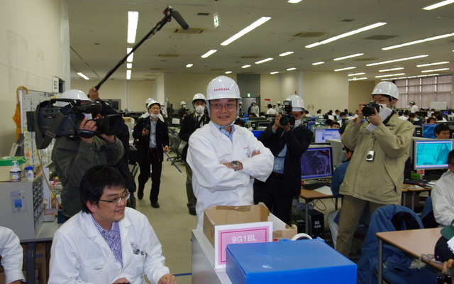 エンジニアに状況を聞く伊東社長