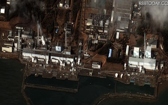 福島第一原子力発電所（Digital Globe社、3月16日撮影） 福島第一原子力発電所（Digital Globe社、3月16日撮影）