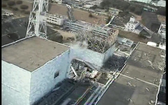 1号（奥）と2号原子炉建屋（動画キャプチャ。10日、撮影・提供＝東京電力）
