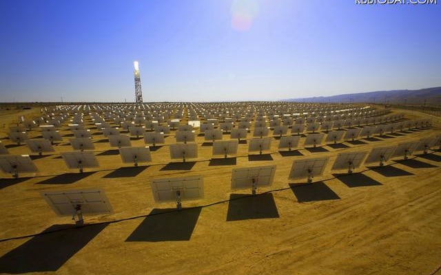 カリフォルニア州のモハーヴェ砂漠にて建設中の太陽熱発電所 カリフォルニア州のモハーヴェ砂漠にて建設中の太陽熱発電所