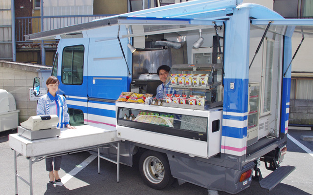 被災地での移動販売をおこなう「モバイルローソン号」（13日・ローソン大井店にて）