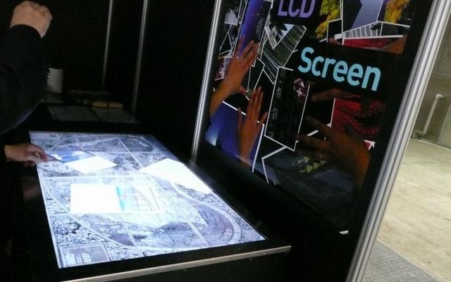 ロボットスーツ・HALの開発で有名なCYBERDYNEでは、ユニークなマルチタッチ型ディスプレイ「TACTO」を展示 ロボットスーツ・HALの開発で有名なCYBERDYNEでは、ユニークなマルチタッチ型ディスプレイ「TACTO」を展示