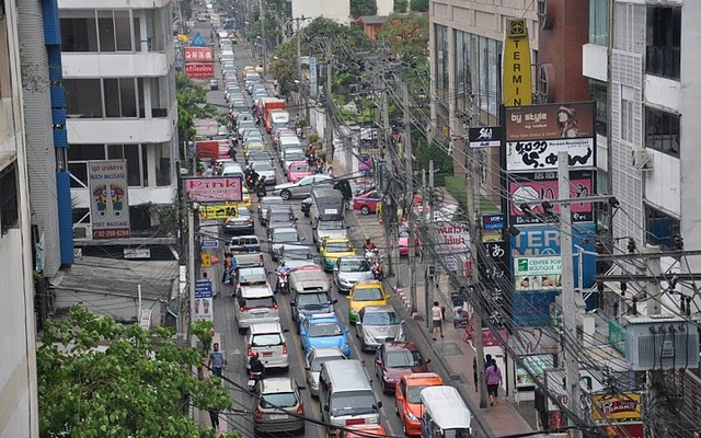 渋滞回避策はモータリゼーションが進む世界各地で必要となる（写真はバンコクの渋滞）