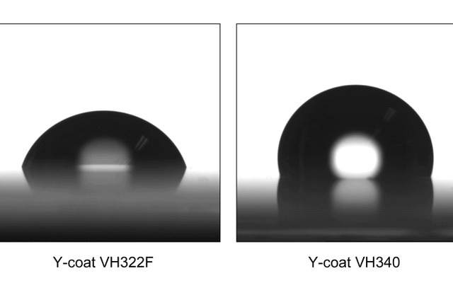 水接触角試験。左はVH322F、右はVH340を塗布。VH322Fの塗膜は水接触角が70度、VH340の塗膜では水接触角が111度となった
