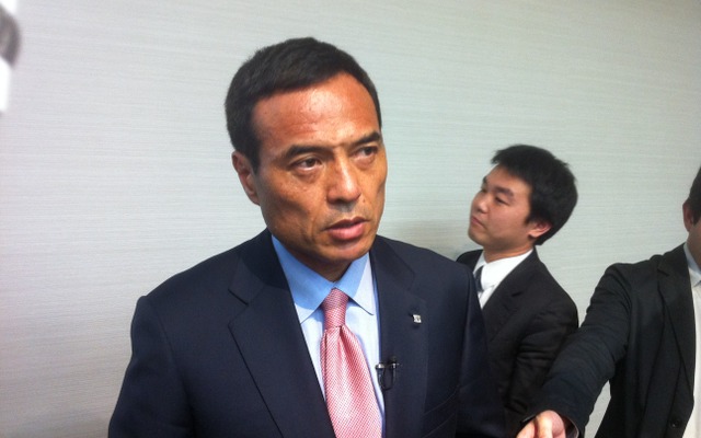会見後一部記者団の取材に応じる新浪剛史社長