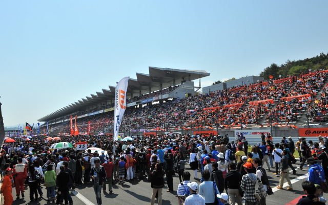 富士スピードウェイで開催されたSUPER GT（写真：2010年のようす）