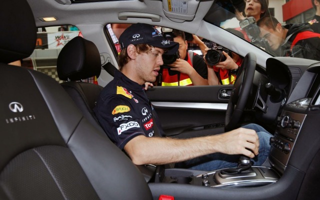 インフィニティ FX と G37 に試乗するベッテル選手