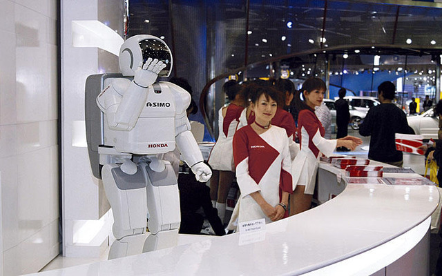 【東京ショー2003速報】ホンダ『アシモ』は休憩タイムなし?!