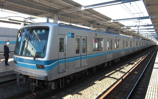 東京メトロ東西線。昼間は3本に1本（快速）を間引き