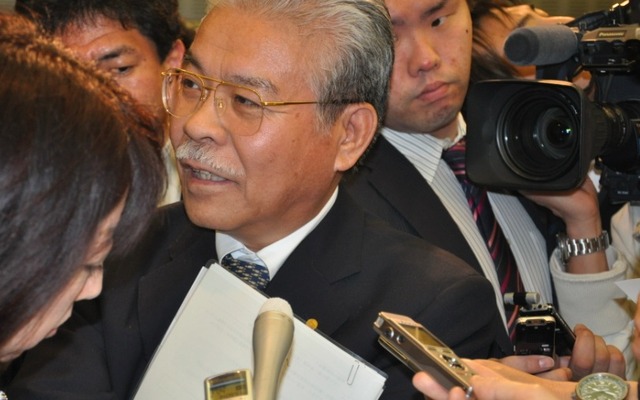 会見後、報道陣の取材に応じるトヨタ新美篤志副社長