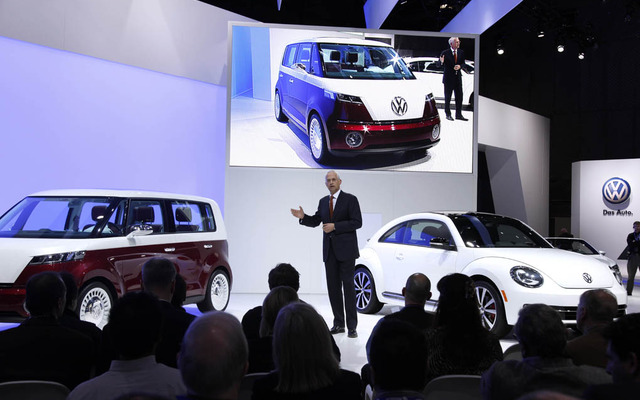 VWブリ（向かって左）とザ・ビートル（ニューヨークモーターショー11）