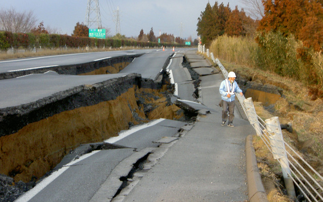 最も路面の被害が大きかった常磐自動車道・水戸IC〜那珂IC（上り線）。150mにわたって、路面の陥没と波打ちが発生したが、地震発生の6日後に応急復旧を完了した（3月11日）