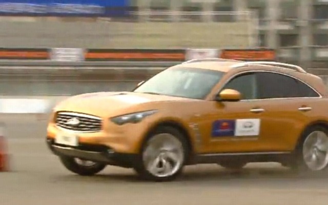 インフィニティFXで限界走行するベッテル選手