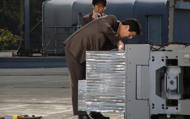 【自動車アセスメント2003】大破する車体、飛び散る部品