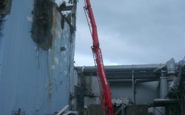 福島第一原子力発電所　4号機原子炉建屋南西側（4月20日撮影）