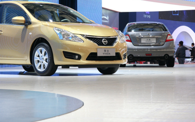 中国で販売される新型ティーダ（手前）とティアナ（奥）。