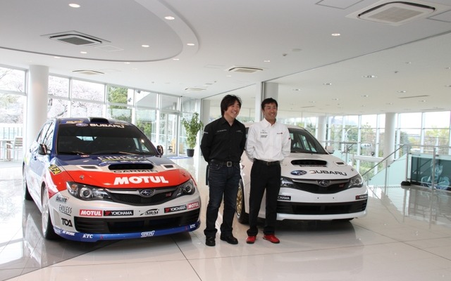 新井選手（向かって左）と奴田原選手
