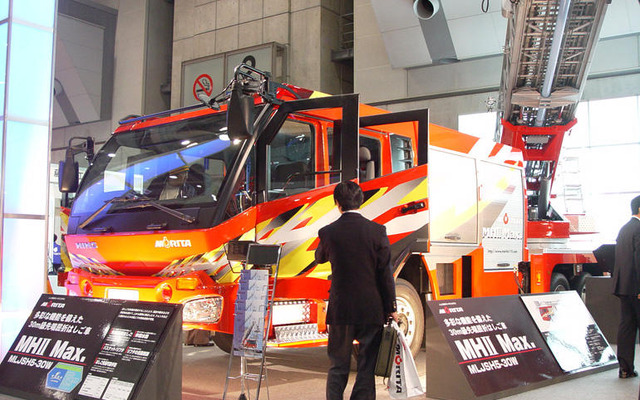 【東京国際消防防災展】はしご車は難しい---シミュレーター体験