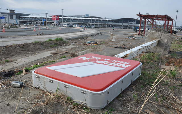 津波が直撃した仙台空港。数店舗あったレンタカー店はマツダレンタカーの店舗と日産レンタカーの看板を残し全て流された