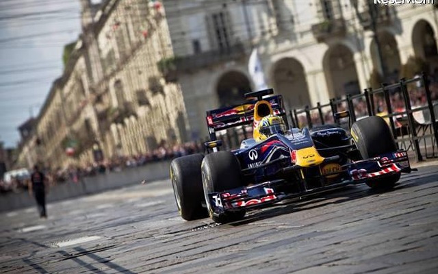 F1マシンが横浜元町を走行、復興支援チャーミング最終日の6/5 Red Bull Energy for Japan