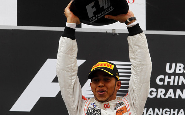 F1中国GPで表彰台に立つハミルトン（マクラーレン）