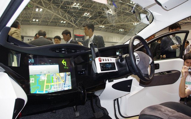 パイオニアはシムドライブのEV第一号にスマートフォンを核にしたカーエレクトロニクス技術を搭載した。