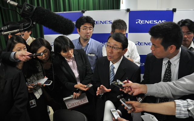 ルネサスエレクトロニクス 赤尾泰社長（中央）