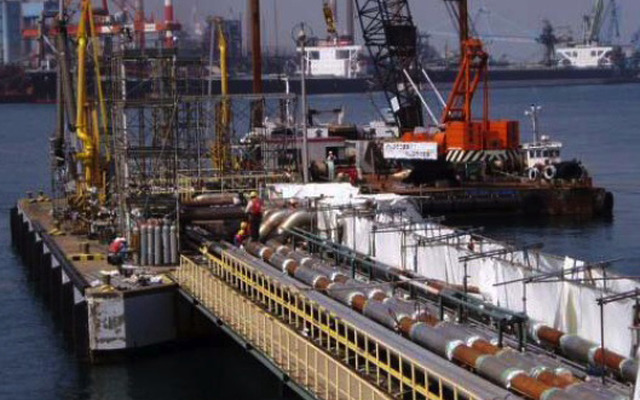 鹿島製油所で復旧作業中の出荷桟橋