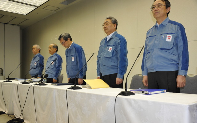 右から小森明夫常務、西澤俊夫新社長、清水正孝現社長、武井優副社長、廣瀬直己常務