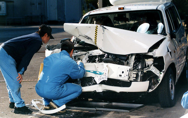 【自動車アセスメント2003写真蔵】これだけ損傷してもドアはちゃんと開いた