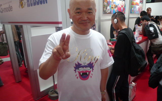 【TGS2009】NTTドコモ内のハドソンブースで高橋名人に会える！写真撮影や握手もOK！ 【TGS2009】NTTドコモ内のハドソンブースで高橋名人に会える！写真撮影や握手もOK！