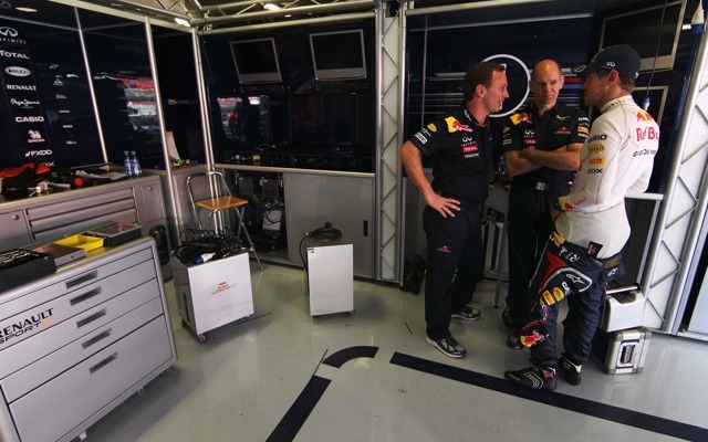 向かって左からホーナー、ニューウィ、ベッテル（F1スペインGPフィニッシュ後）