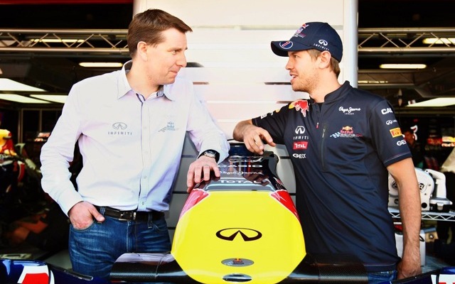 日産のサイモン・スプロール副社長とベッテル選手