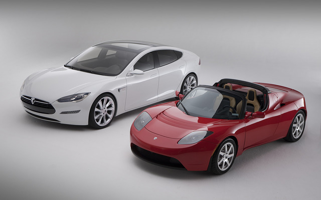 テスラ モデルS（左）とロードスター