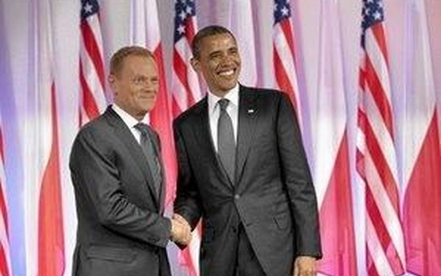 オバマ大統領、ポーランド首相から『The Witcher 2』を贈られる オバマ大統領、ポーランド首相から『The Witcher 2』を贈られる