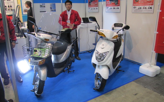 常磐産業の電動バイクDenba。「70」は2段変速ギアを設け25度の傾斜も登ることが可能だという