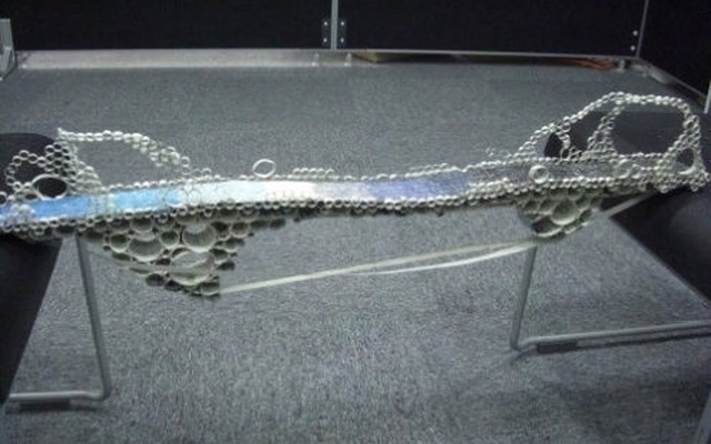 新聞紙で作る高速道路（橋）コンテスト（写真：2010年大会の様子）