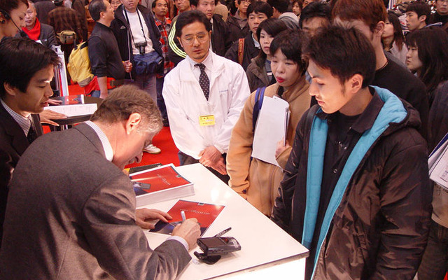 【大阪モーターショー】大盛況だったエンリコ・フミア氏のサイン会