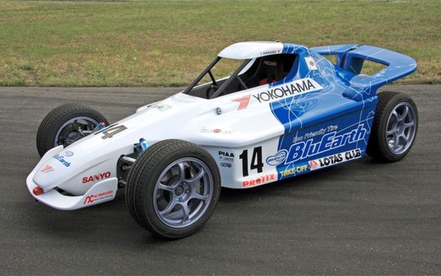 BluEarthカラーの新型EVレーシングカー