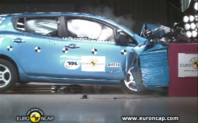 日産 リーフ、衝突テスト映像を公開…EVの安全性は［動画］