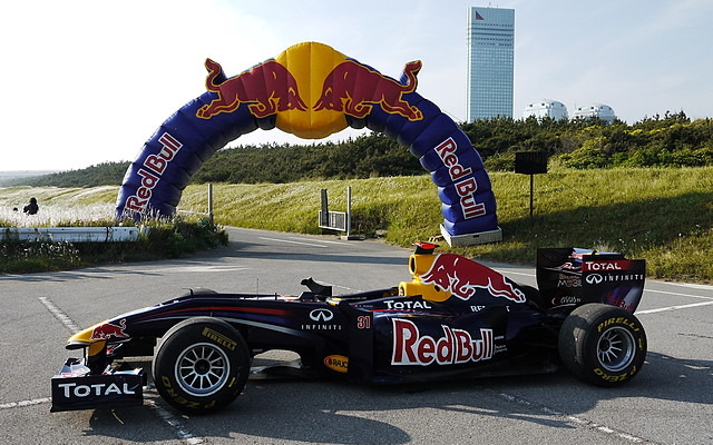 4日に行われたレッドブルF1のショーラン。レットブル契約アスリートによるアクロバット飛行も行われている。
