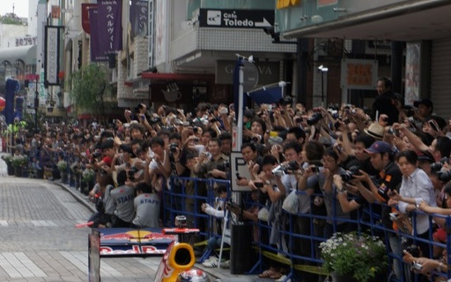 横浜元町でF1マシンが公道走行…観客1万1000人集まる