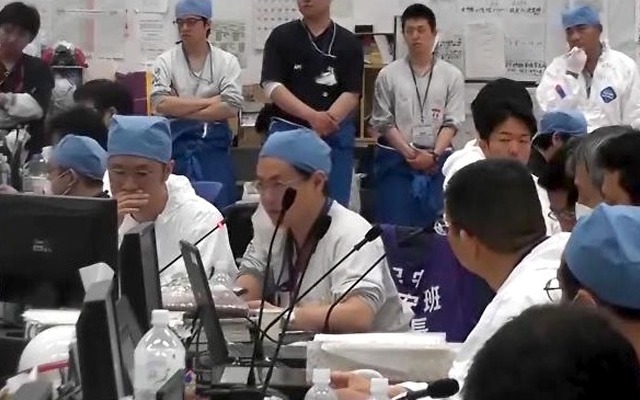 青い帽子は医療班ではない。防護服の下に着用する帽子と作業服。この上に放射性物質の防護服（タイベックス）と全面マスクを付ける。（5月25日）