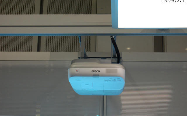 【NEE2011】未来のICT学習空間で内田洋行が模擬授業 スマートインフィルを使えばプロジェクタの設置も用意に行えるそうだ