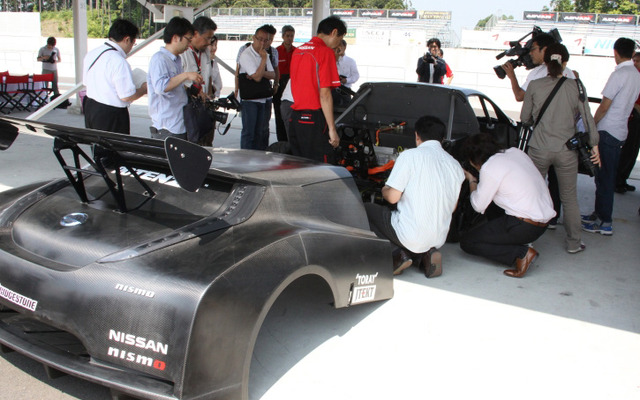 リーフ NISMO RCの航続可能時間は全開走行で約20分。バッテリー交換には2人掛かりで1時間かかるという。