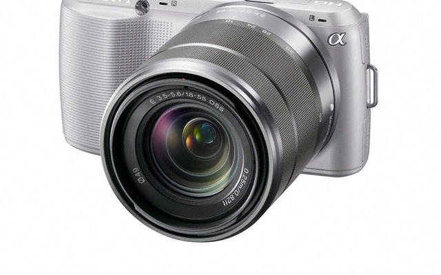 「NEX-C3」シルバー （E 18-55mm F3.5-5.6 OSSレンズ装着時）