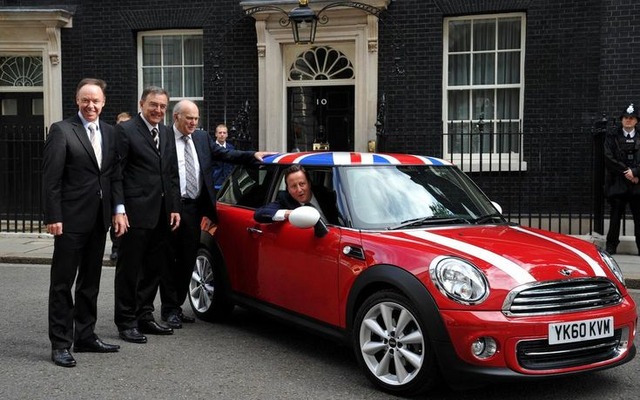 MINIに乗って歓迎の意を表す英国キャメロン首相